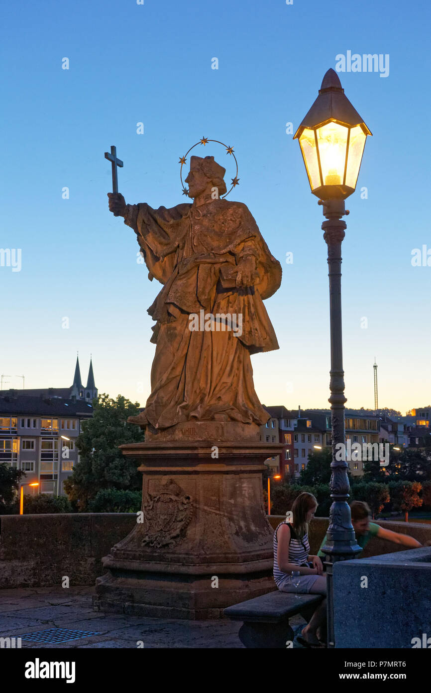 Deutschland, Bayern, Oberfranken Region, Würzburg, Statue auf Alte Mainbrücke (Alte Mainbrücke), Statue des Hl. Johannes von Nepomuk oder Johann Nepomuk Stockfoto