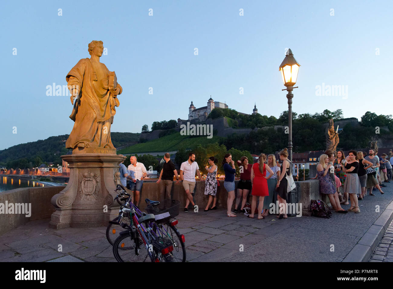 Deutschland, Bayern, Oberfranken Region, Würzburg, Statue auf Alte Mainbrücke (Alte Mainbrücke und Festung Marienberg Stockfoto