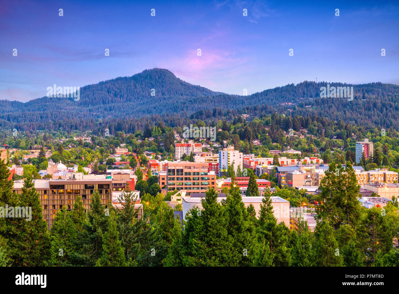 Eugene, Oregon, USA downtown Stadtbild in der Abenddämmerung. Stockfoto