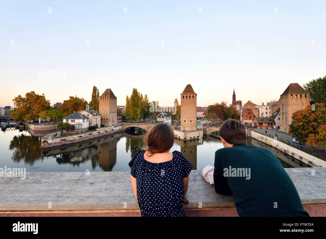 Frankreich, Bas Rhin, Straßburg, Altstadt zum Weltkulturerbe der UNESCO, Petite France, Touristen auf die Barrage Vauban Vauban (Wehr), den überdachten Brücken über den Fluss krank und die Kathedrale von Notre Dame Stockfoto