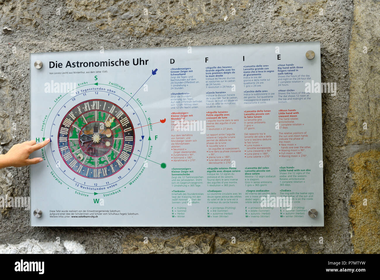 Schweiz, Solothurn, historischen barocken Viertel, Marktplatz, Clocktower (zeitglockenturm) mit seinen astronomischen Zifferblatt Stockfoto