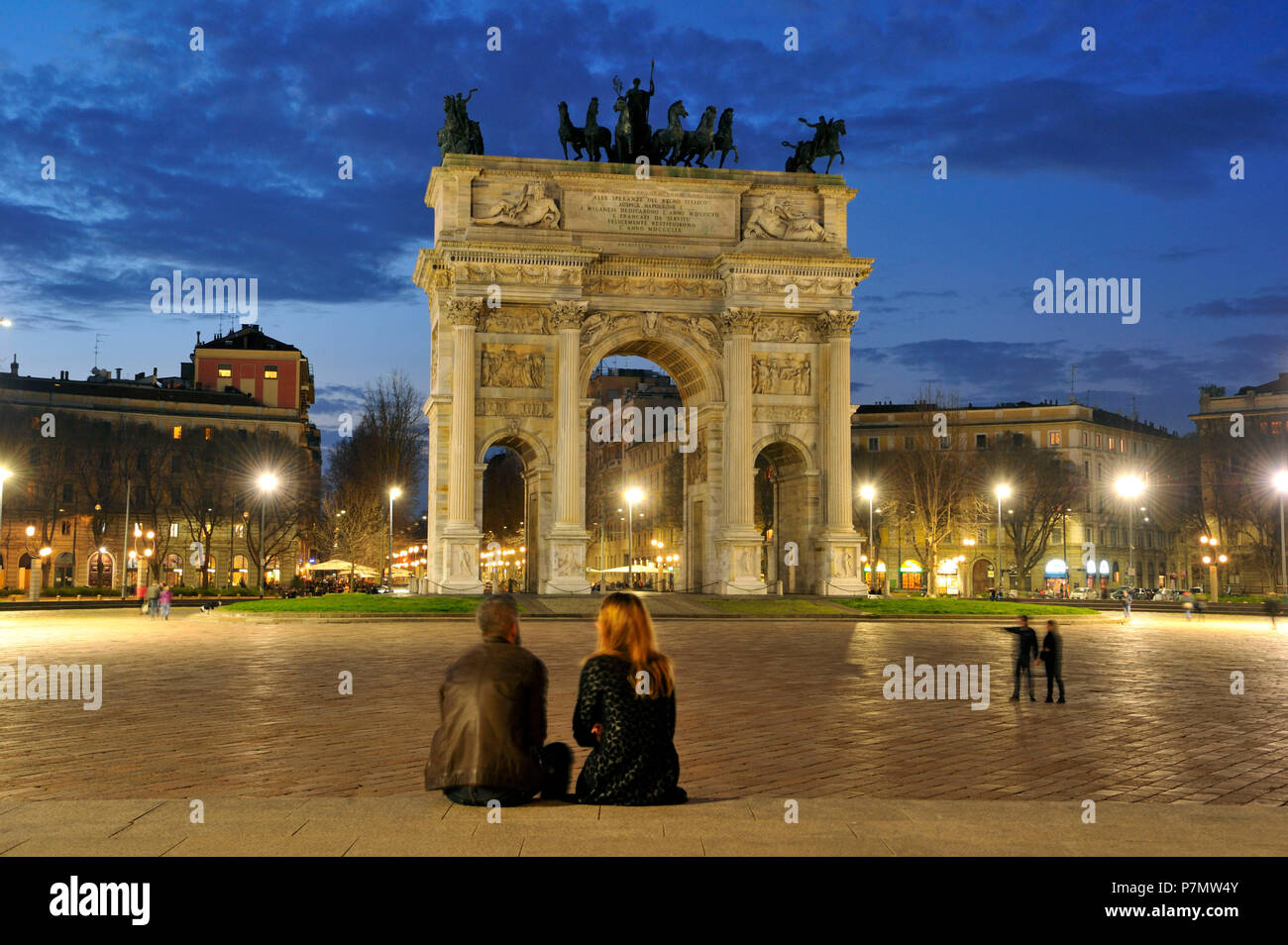 Italien, Lombardei, Mailand, Simplon Tor (Porta Sempione), von einer Sehenswürdigkeit Triumphbogen genannt Bogen des Friedens (Arco della Pace) von Architekt Luigi Cagnola 1807 unter der napoleonischen Herrschaft gebaut gekennzeichnet Stockfoto