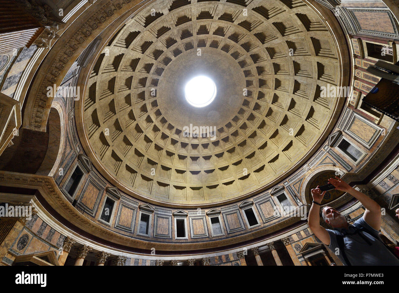 Italien, Latium, Rom, historischen Zentrum als Weltkulturerbe von der UNESCO, Piazza della Rotonda, das Pantheon, die Kuppel des Pantheon Stockfoto