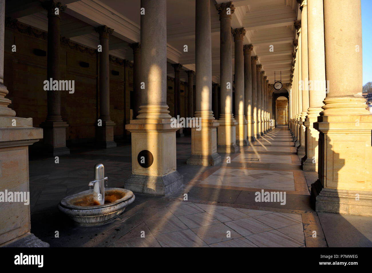 Tschechische Republik, Westböhmen, historische Altstadt von Karlsbad, Karlsbad, Mlynska Kolonada (Mill Colonnade) von 1881 zurückgehen. Stockfoto