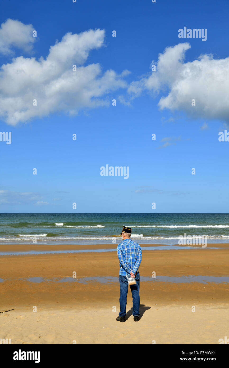 Frankreich, Calvados, Cote de Nacre, Strand von Vierville-sur-Mer, Omaha Beach, Amerikanischer Veteran sammeln einige Sand am Strand Stockfoto