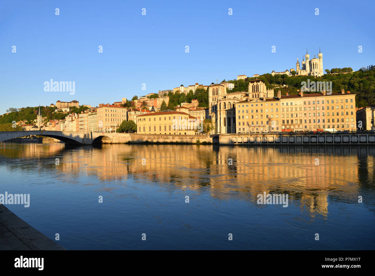 Frankreich, Rhone, Lyon, historische Stätte als Weltkulturerbe durch die UNESCO, die Altstadt von Lyon, Fluss Saone Banken aufgeführt, Saint Jean Kathedrale und die Basilika Notre Dame De Fourviere im Hintergrund Stockfoto