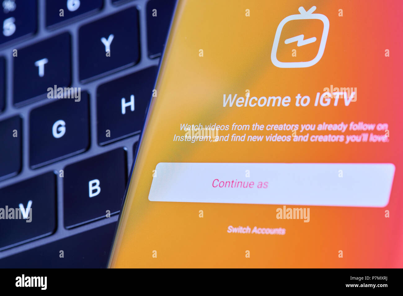 New York, USA - Juli 6, 2018: Öffnen Sie den Bildschirm des Smartphones IGTV app lag auf Laptop Tastatur Stockfoto