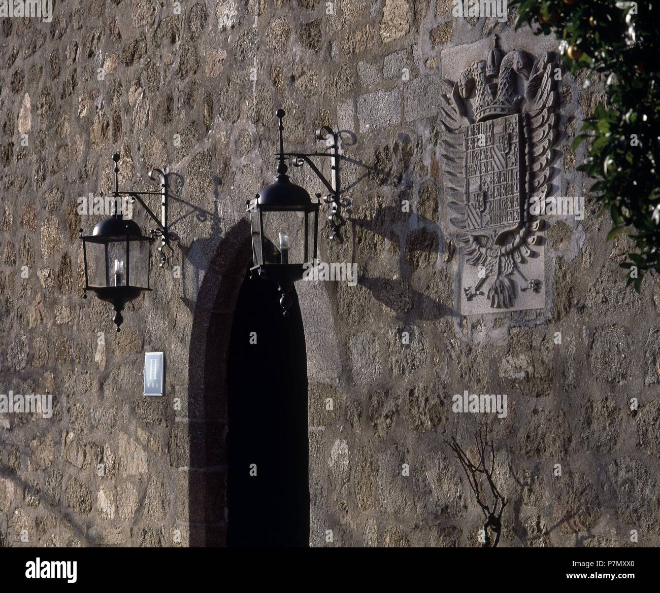 ENTRADA AL CASTILLO DE LOS CONDES DE OROPESA CONVERTIDO EN PARADOR NACIONAL CON EL ESCUDO DE CARLOS V-SIGLO XV. Lage: PALACIO CASTILLO DE LOS Condes de Oropesa, JARANDILLA DE LA VERA, Extremadura, Spanien. Stockfoto