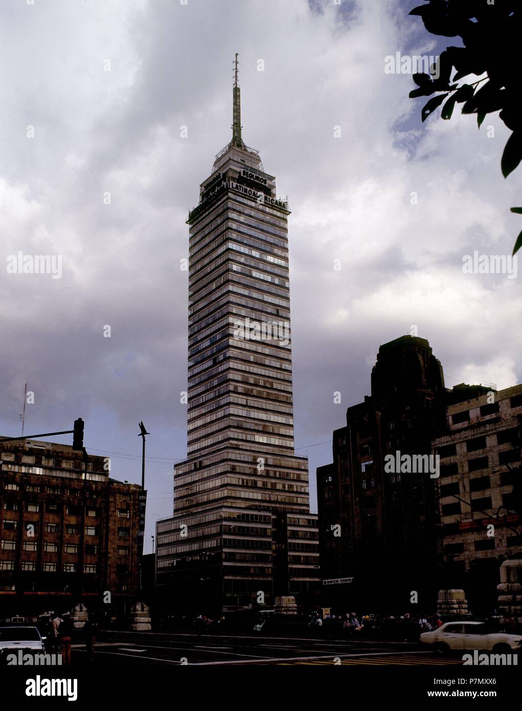 TORRE LATINOAMERICANA CONSTRUIDA EN 1956. Thema: ALVAREZ AUGUSTO H. Lage: Torre Latinoamericana, Mexiko Stadt. Stockfoto