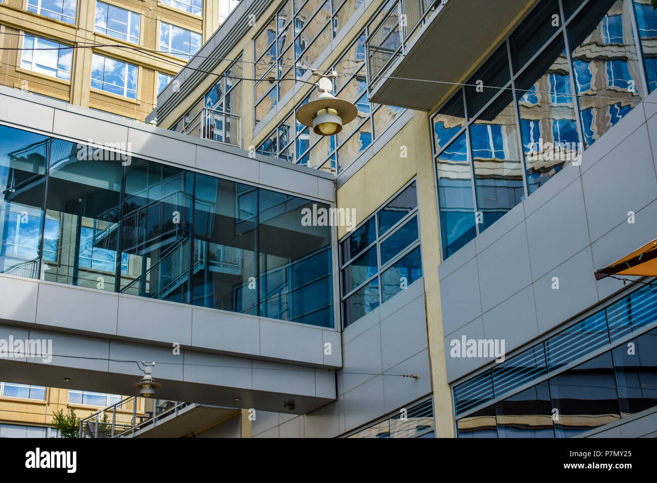 Breezeway und Leuchte mit reflektierendem Glas neben Midtown Park, Charlotte, NC Stockfoto