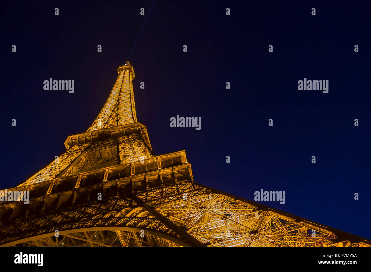 Paris, Frankreich, Europa. Nachtansicht der Tour Eiffel Stockfoto