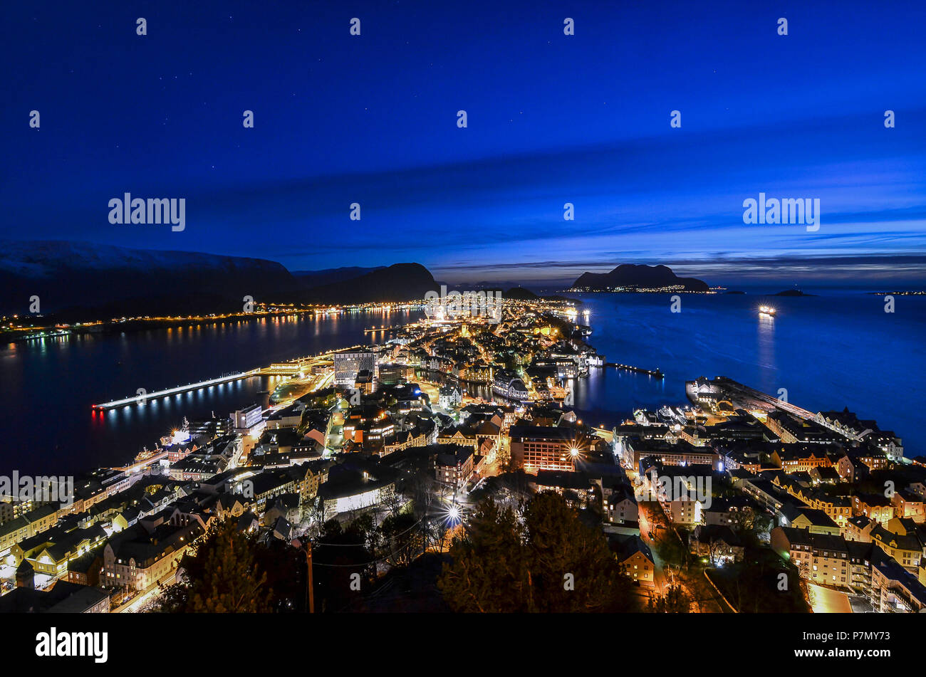 Blaue Stunde Stadtbild in Alesund, Vestlandet, Mehr og Romsdal County, Norwegen, Europa, Stockfoto