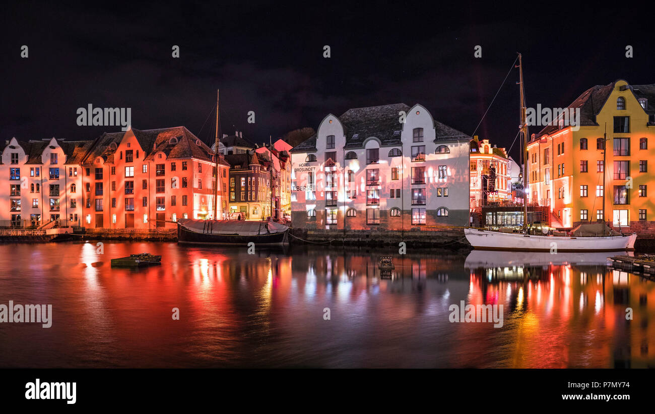 In der Nacht während der 'Brosundet Burns' Light Show - 114 Jahre Jubiläum der großen Stadt Brand in Ålesund, Norwegen Alesund, Stockfoto