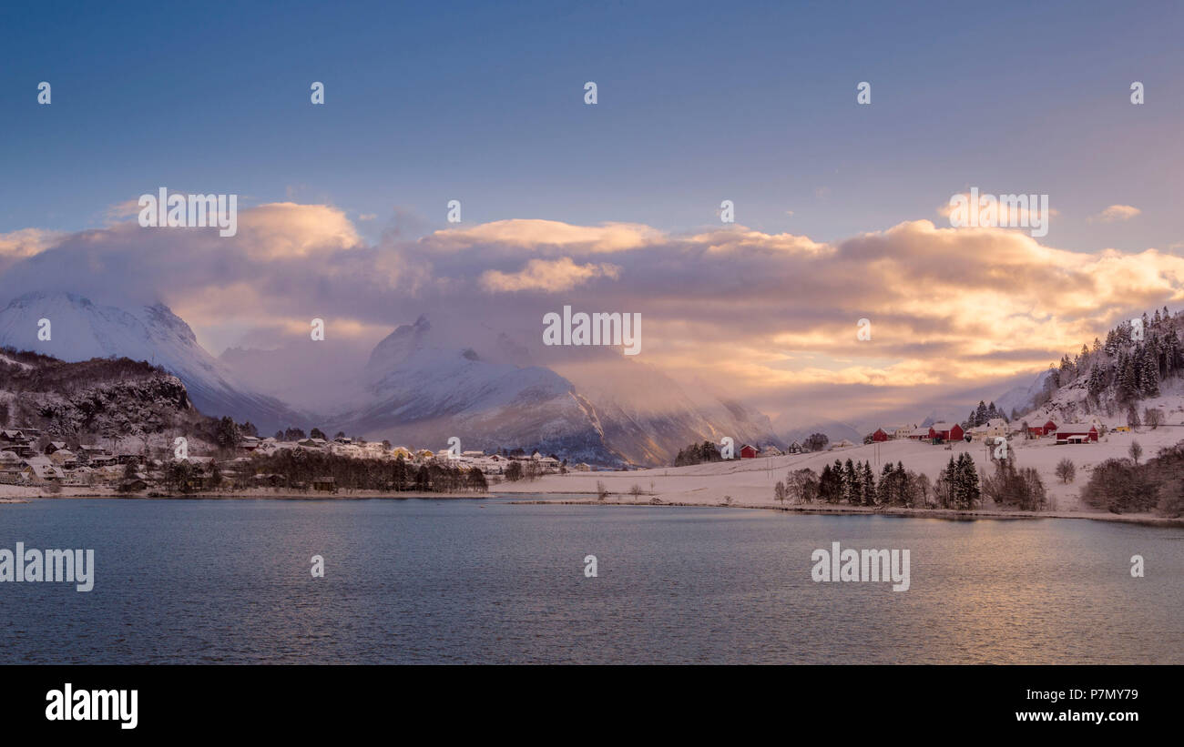 Winter Sonnenuntergang am Solavagen, im Hintergrund sind die Alpen von Sunnmore, Vestlandet, Mehr og Romsdal County, Norwegen, Europa, Stockfoto