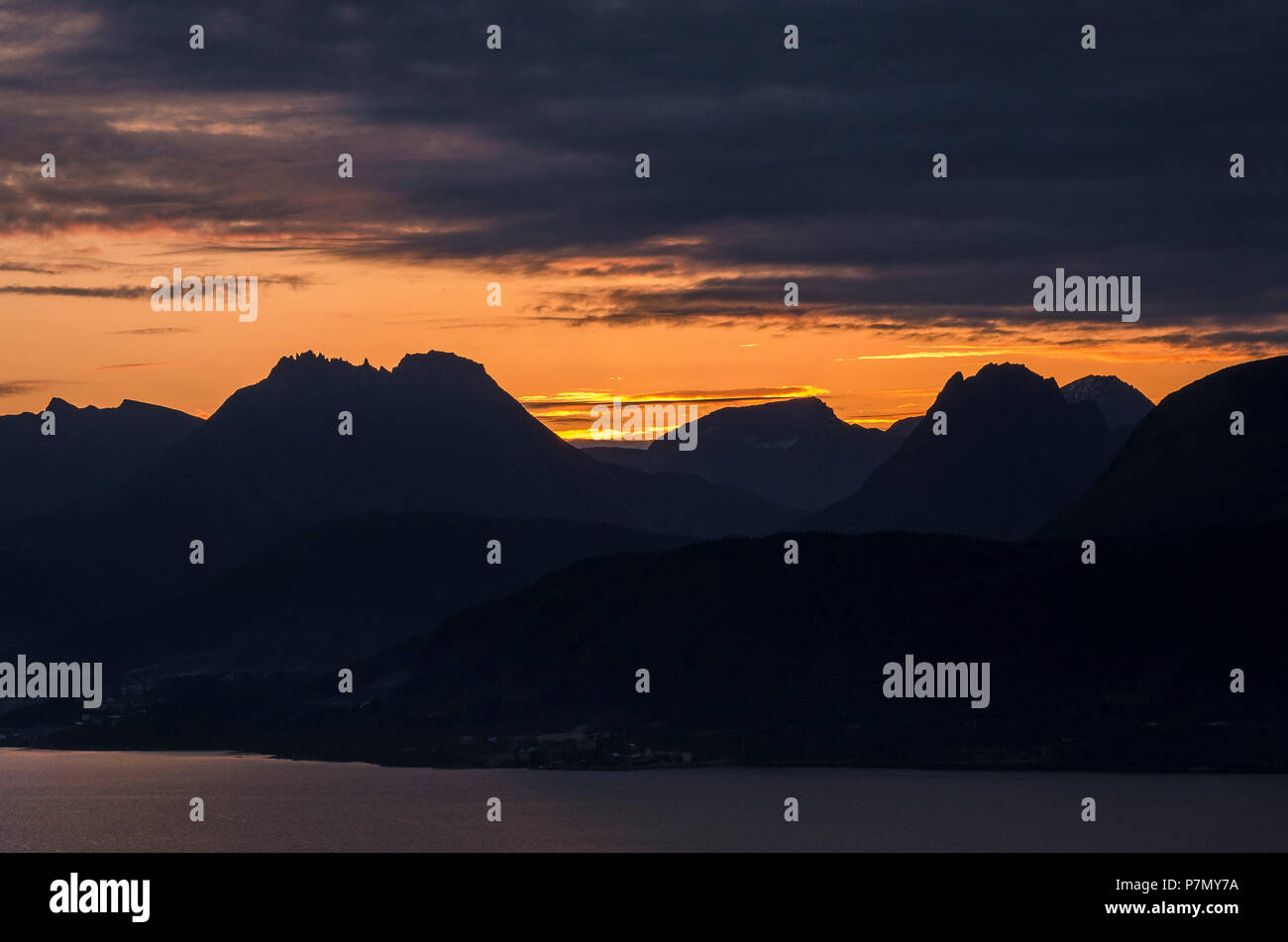 Sonnenaufgang über die Alpen des Sunnmore, Mehr og Romsdal, Grafschaft, Vestlandet, Norwegen, Europa, Stockfoto