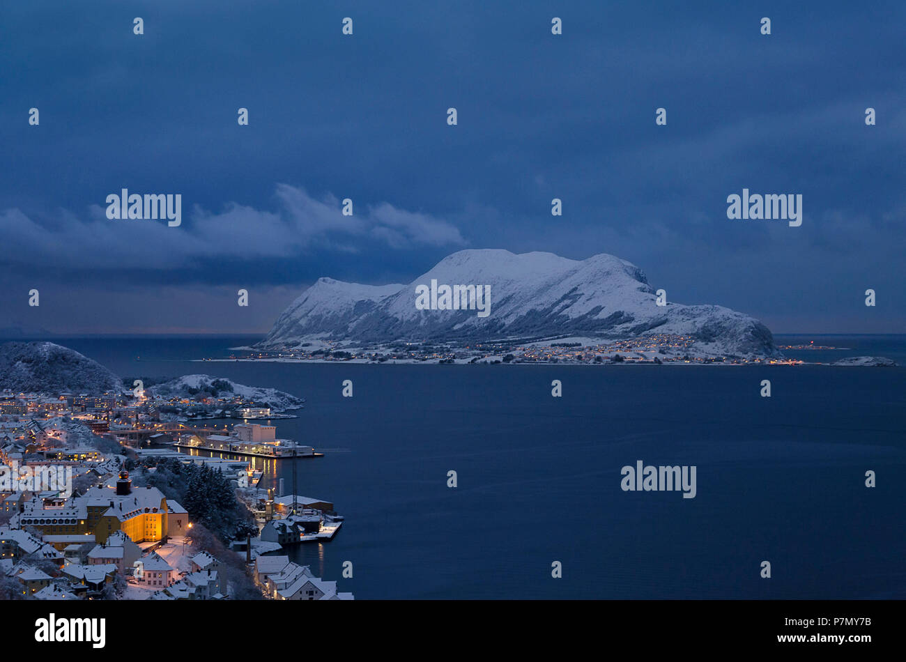 Winter blaue Stunde bei Godoy Insel, Vestlandet, Mehr og Romsdal County, Norwegen, Europa, Stockfoto