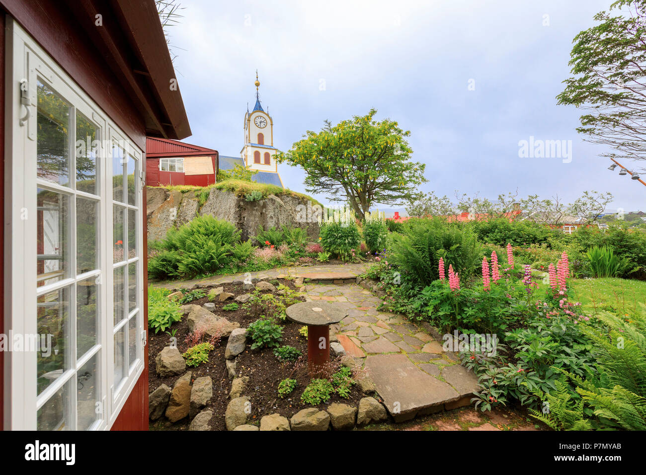 Dom und traditionelles Haus, Torshavn, Streymoy Island, Färöer, Dänemark Stockfoto
