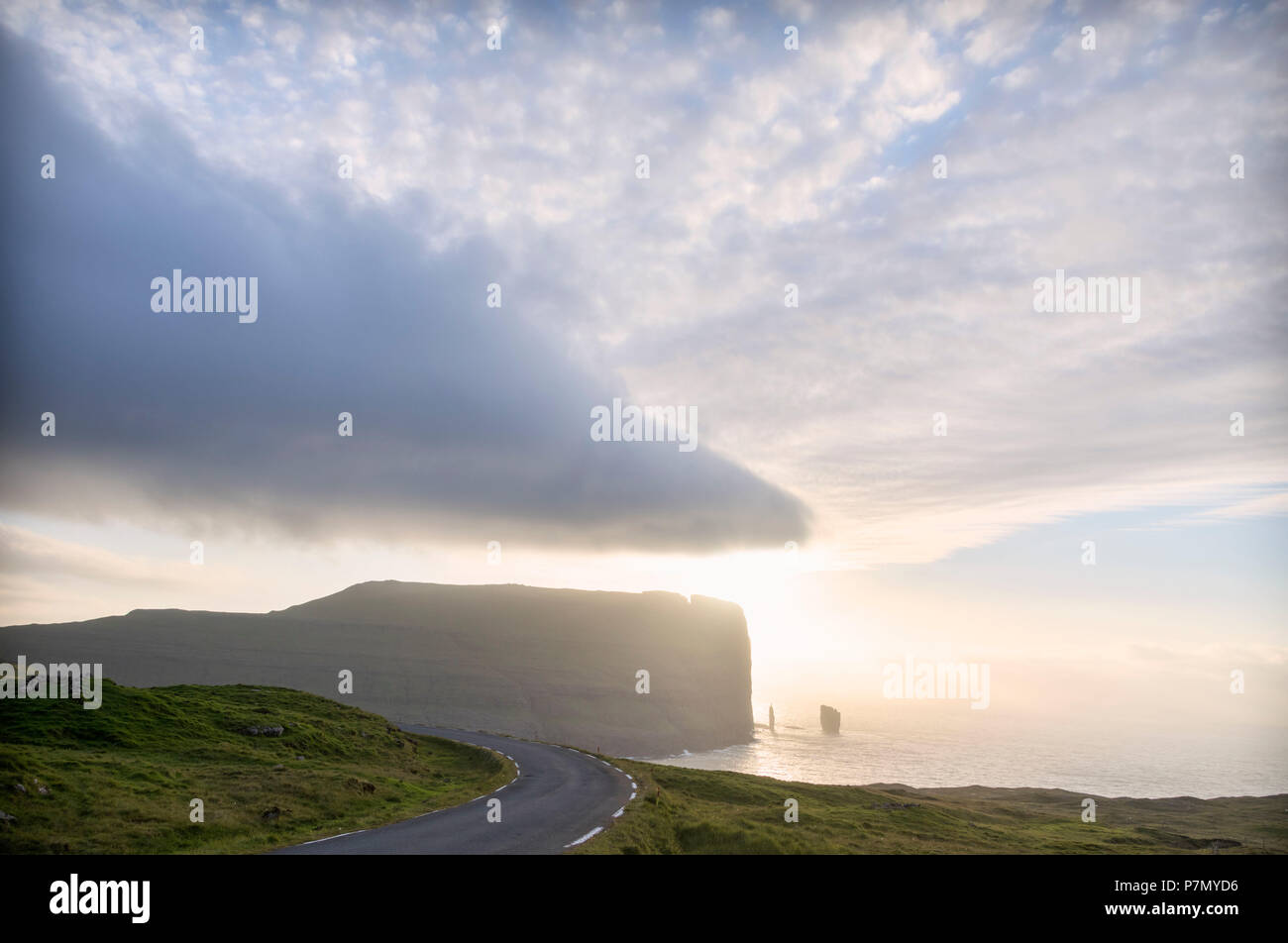 Die Klippen von Risin und Kellingin von Eidi, Eysturoy Island, Färöer, Dänemark Stockfoto