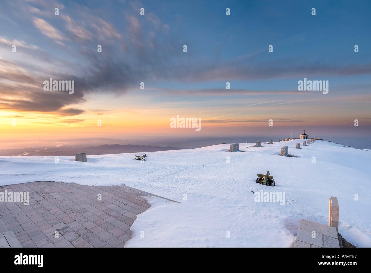 Monte Grappa in der Provinz Vicenza, Venetien, Italien, Europa, Sonnenaufgang auf dem Gipfel des Monte Grappa, wo es eine militärische Denkmal. Stockfoto