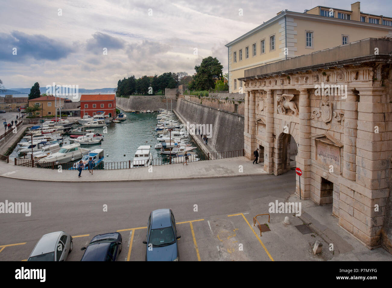 Festland Tor, Kopnena Vrata, mit der Venezianischen geflügelte Löwe über Gate Eingang der Stadt Zadar, Dalmatien, Kroatien Stockfoto