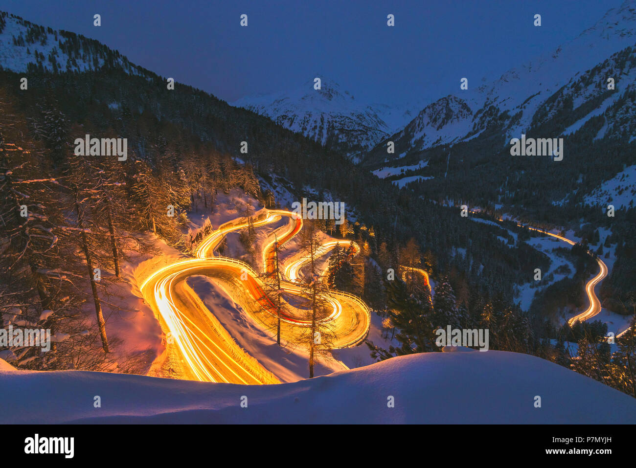 Auto Lichter in der Nacht, Malojapass, Engadin, Kanton Graubünden, Schweiz Stockfoto