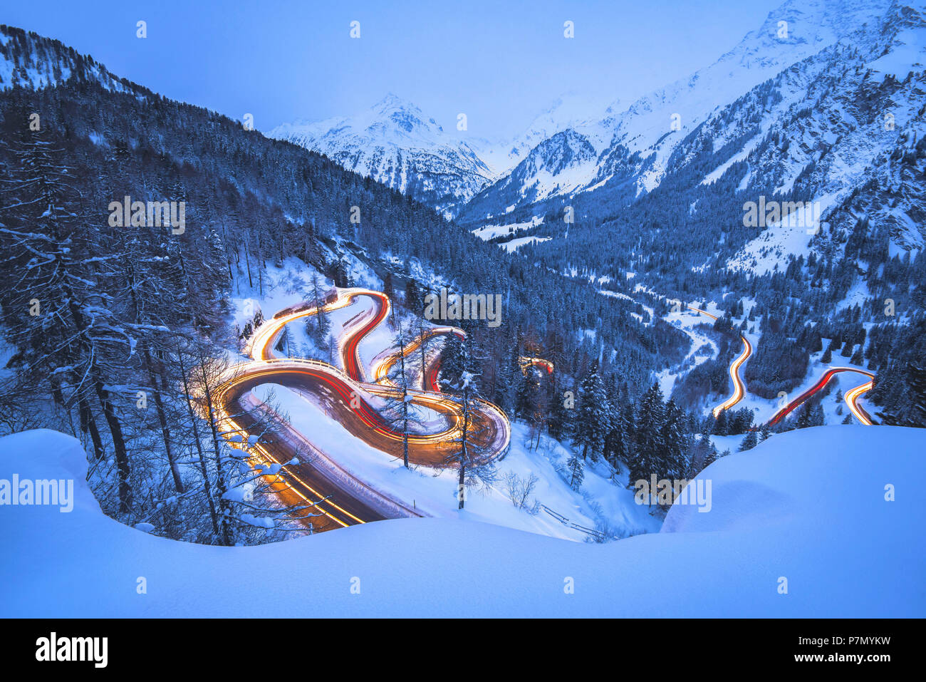 Auto Lichter in der Nacht, Malojapass, Engadin, Kanton Graubünden, Schweiz Stockfoto