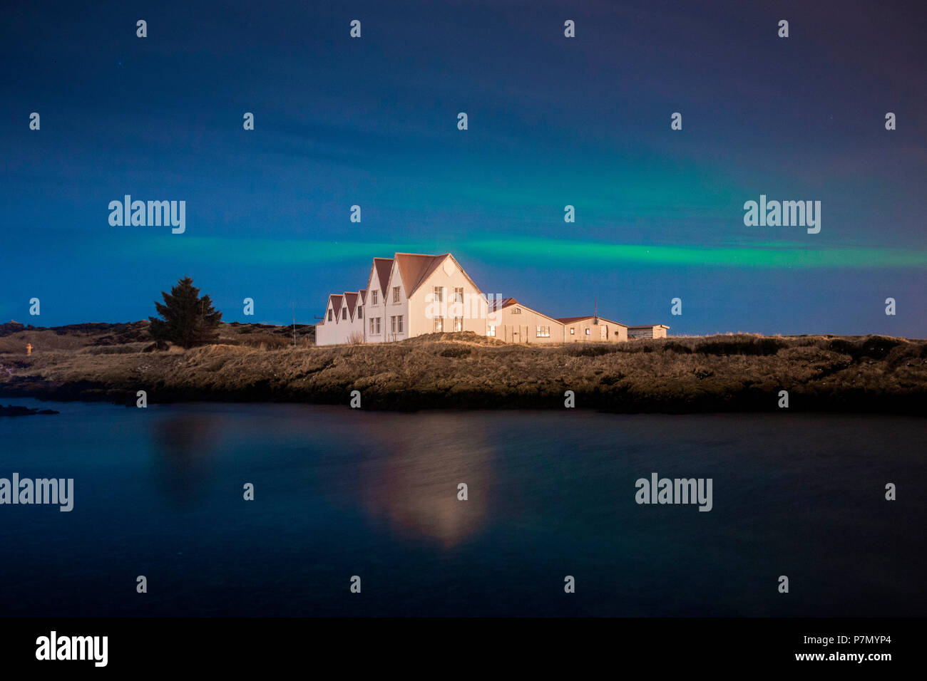 Einsame Häuser unter Northern Lights, Keflavik, Island Stockfoto
