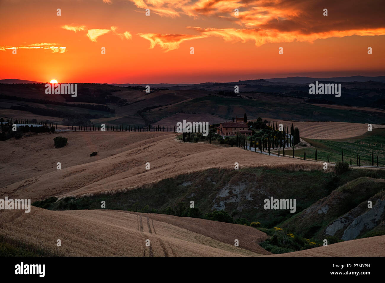 Rote Wolken bei Sonnenuntergang über Bauernhaus in der Toskana, Volterra, Crete Senesi, Provinz Siena, Toskana, Italien Stockfoto
