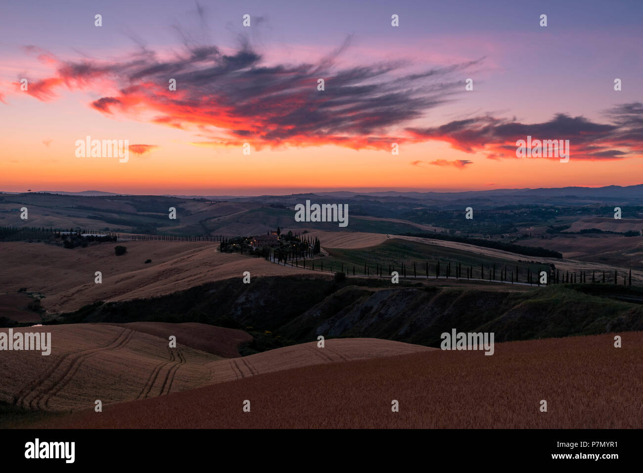 Rote Wolken über Bauernhaus in der Toskana, Volterra, Crete Senesi, Provinz Siena, Toskana, Italien Stockfoto