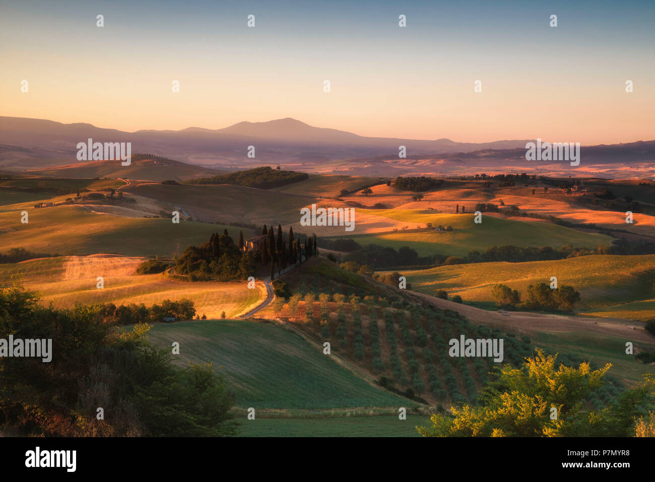 Podere Belvedere, San Quirico d'Orcia Provinz Siena, Toskana, Italien, Sonnenaufgang über dem Bauernhaus und die Hügel. Stockfoto