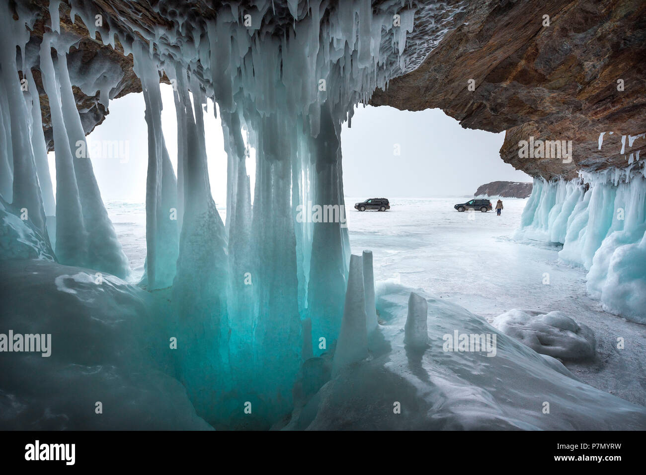 Eis Stalaktiten in einer Höhle am Ufer am Baikalsee, Irkutsk Region, Sibirien, Russland Stockfoto