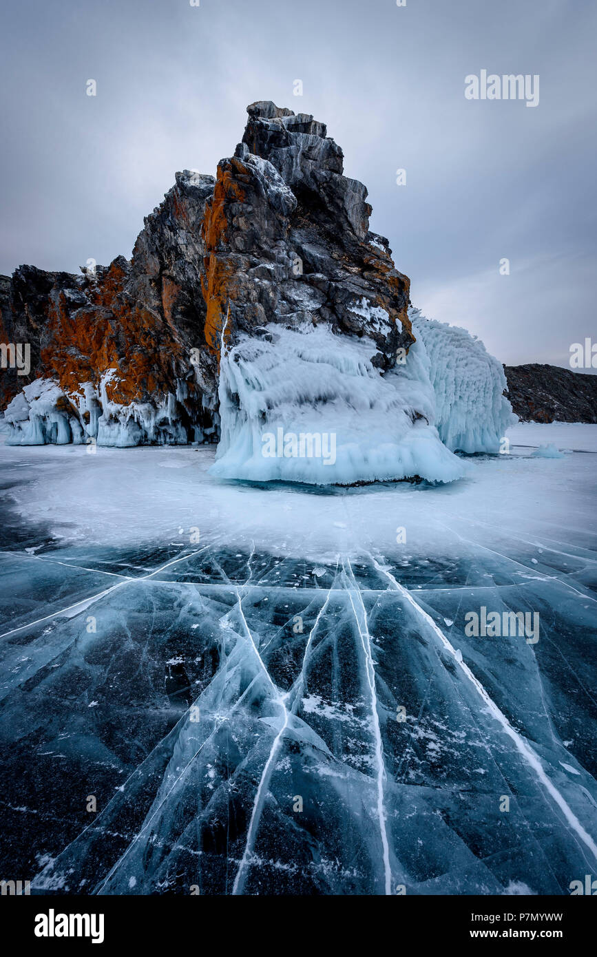 Eis Risse in Richtung auf eine Insel am Baikalsee, Irkutsk Region, Sibirien, Russland Stockfoto