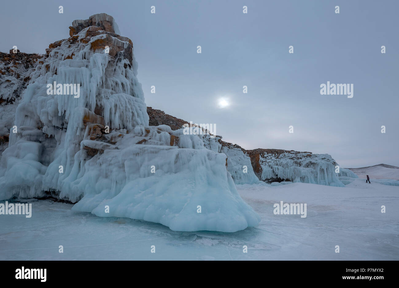 Eis Stalaktiten über eine Insel am Baikalsee, Irkutsk Region, Sibirien, Russland Stockfoto