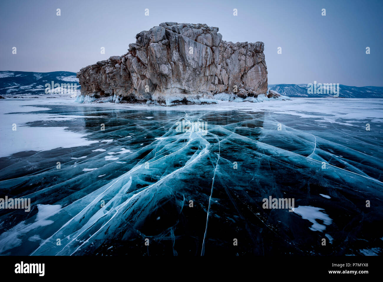 Eis Risse in Richtung auf eine Insel am Baikalsee, Irkutsk Region, Sibirien, Russland Stockfoto