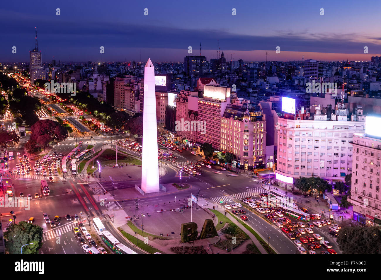 Luftaufnahme von Buenos Aires und 9 de Julio Avenue in der Nacht mit violetten Licht - Buenos Aires, Argentinien Stockfoto