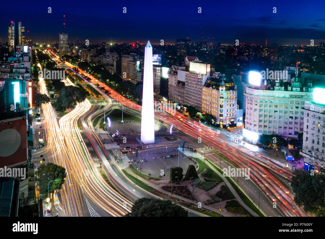 Luftaufnahme von Buenos Aires und 9 de Julio avenue bei Nacht - Buenos Aires, Argentinien Stockfoto