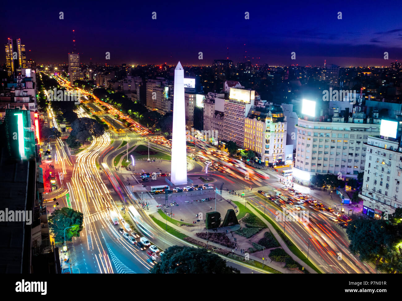 Bunte Luftaufnahme von Buenos Aires und 9 de Julio avenue bei Nacht - Buenos Aires, Argentinien Stockfoto