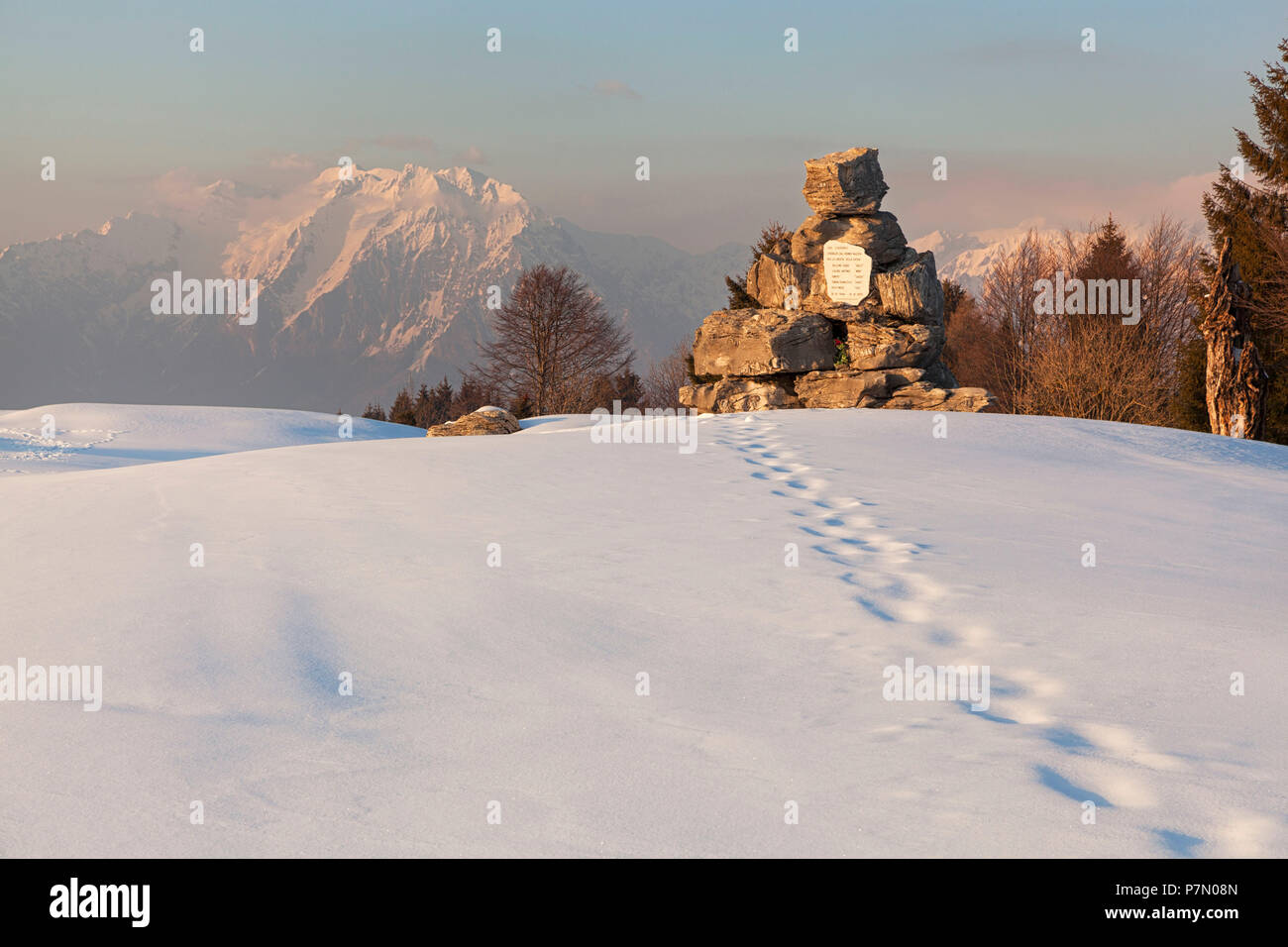 Die parteiliche Tombstone auf Costa Berg, Voralpen von Belluno, Farra d'Alpago, Provinz Belluno, Venetien, Italien Stockfoto