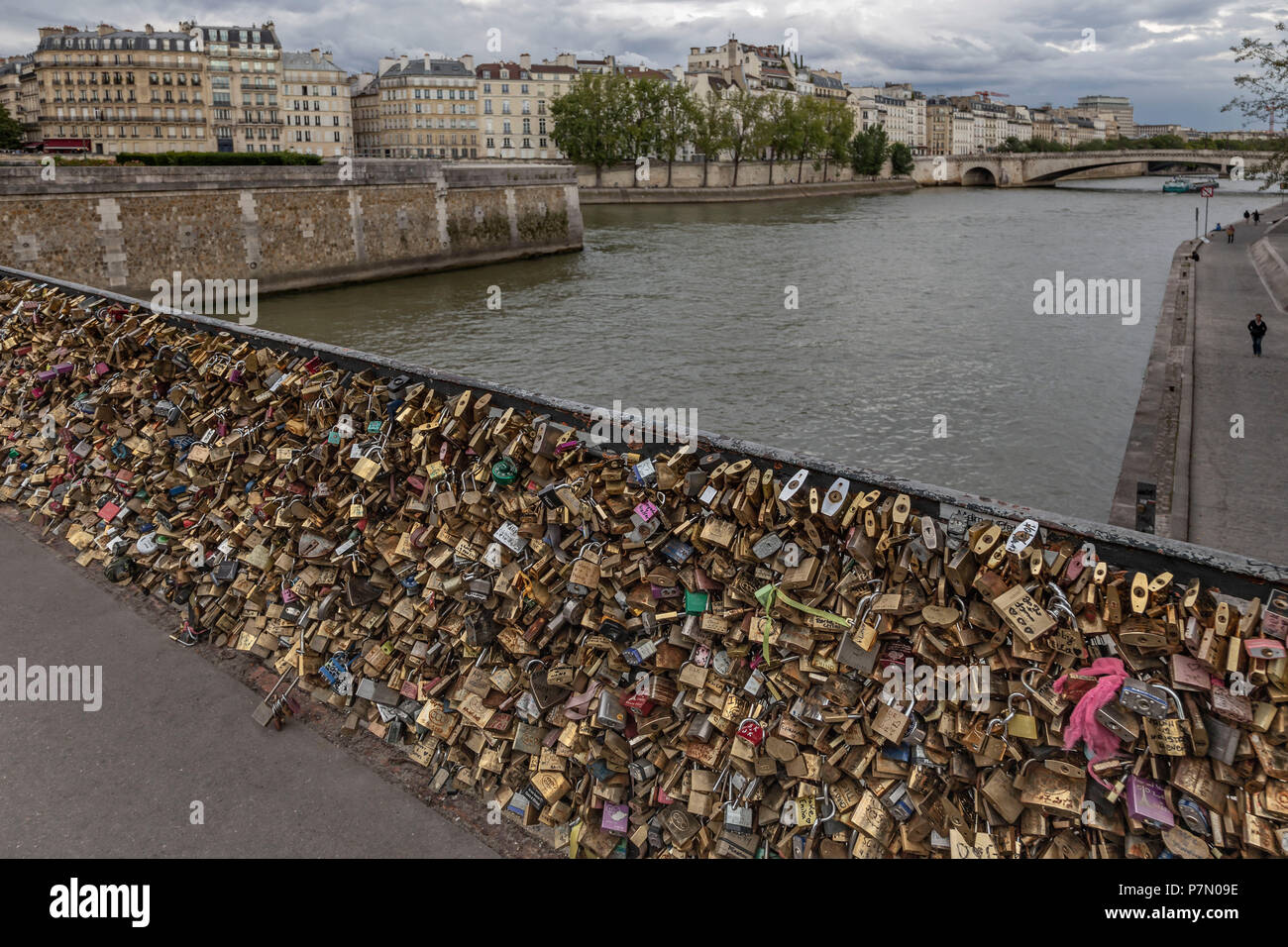 Paris, Frankreich, Europa, Pont de l Archeveche" in Paris, Vorhängeschlösser mit Verliebten, links Stockfoto