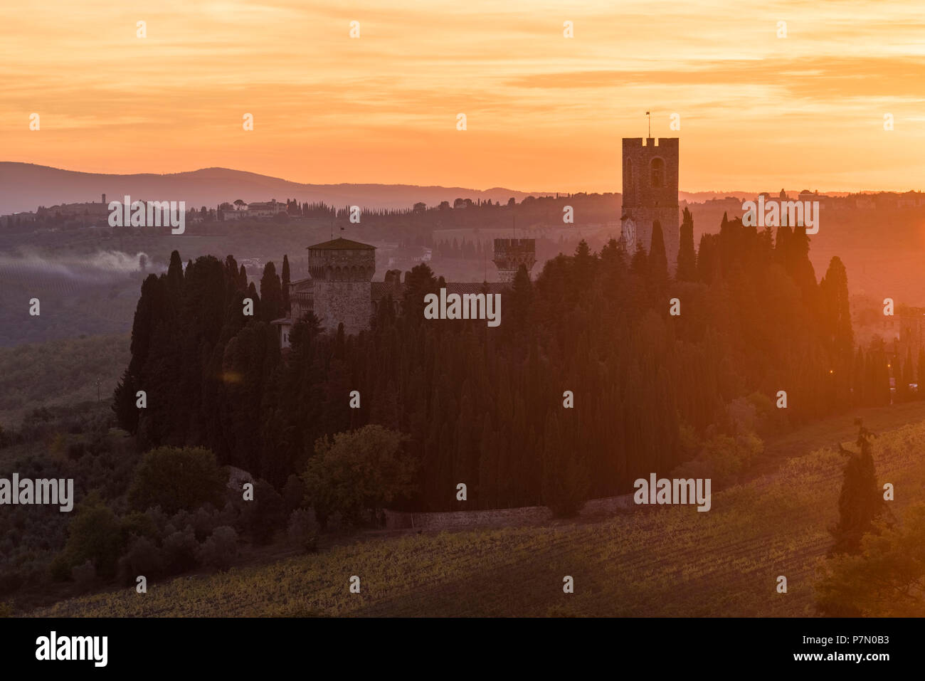 Badia a Passignano bei Sonnenuntergang. Tavernelle Val di Pesa, Florenz Provinz, Toskana, Italien Stockfoto