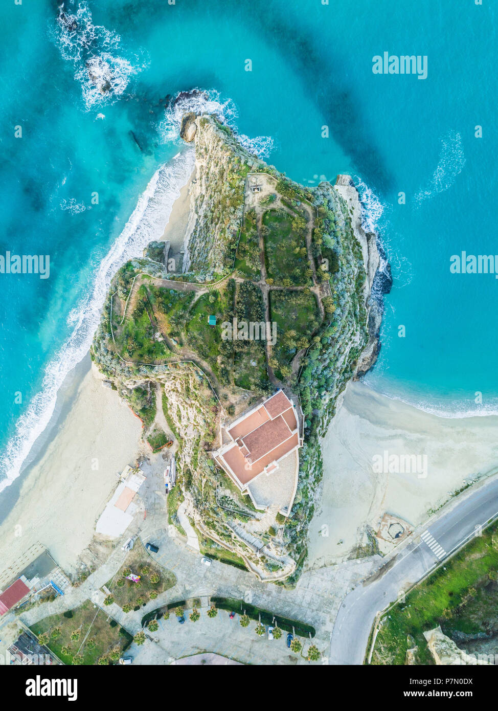 Tropea, Provinz Vibo Valentia, Kalabrien. Blick von oben auf die Santa Maria dell'Isola di Tropea. Stockfoto