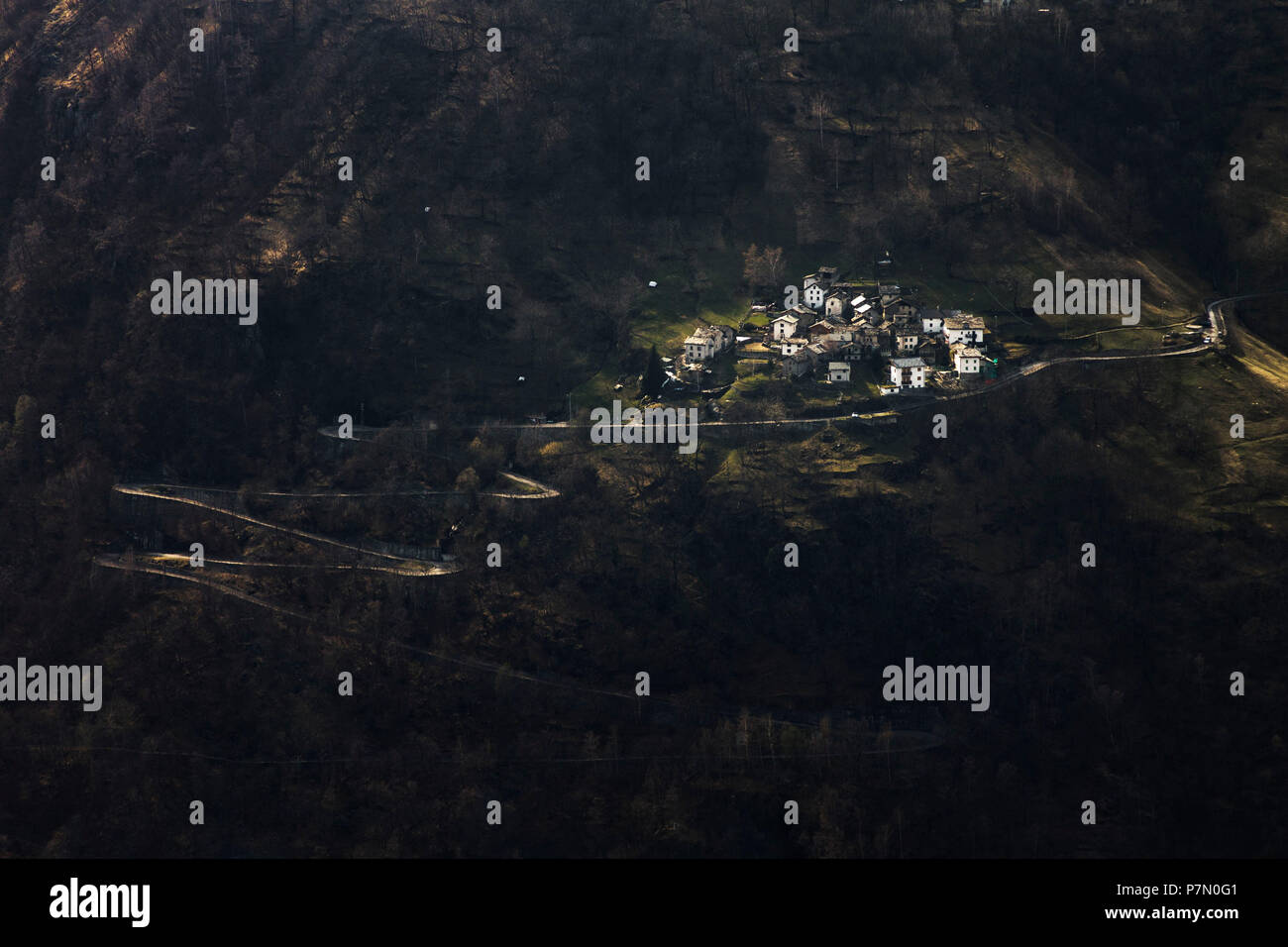 Motta, kleines Dorf zwischen Licht und Schatten, San Giacomo Filippo, Sondrio Provinz, Chiavenna Tals, Lombardei, Italien, Europa Stockfoto