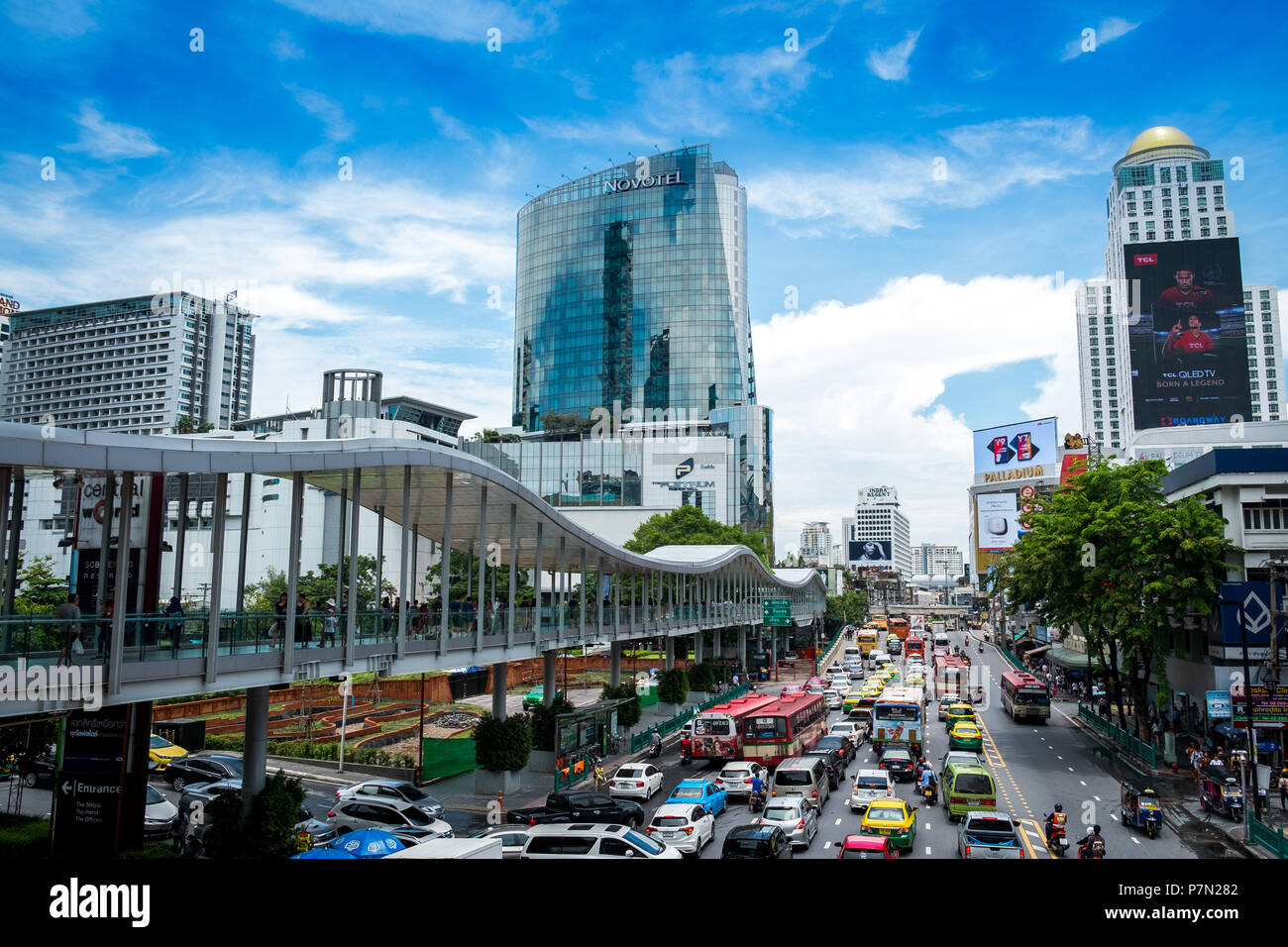 Bangkok, Thailand - Mai 01,2018 viele Menschen auf die Skyline von Bangkok, Rajdamri Road, Pratunam. Stockfoto