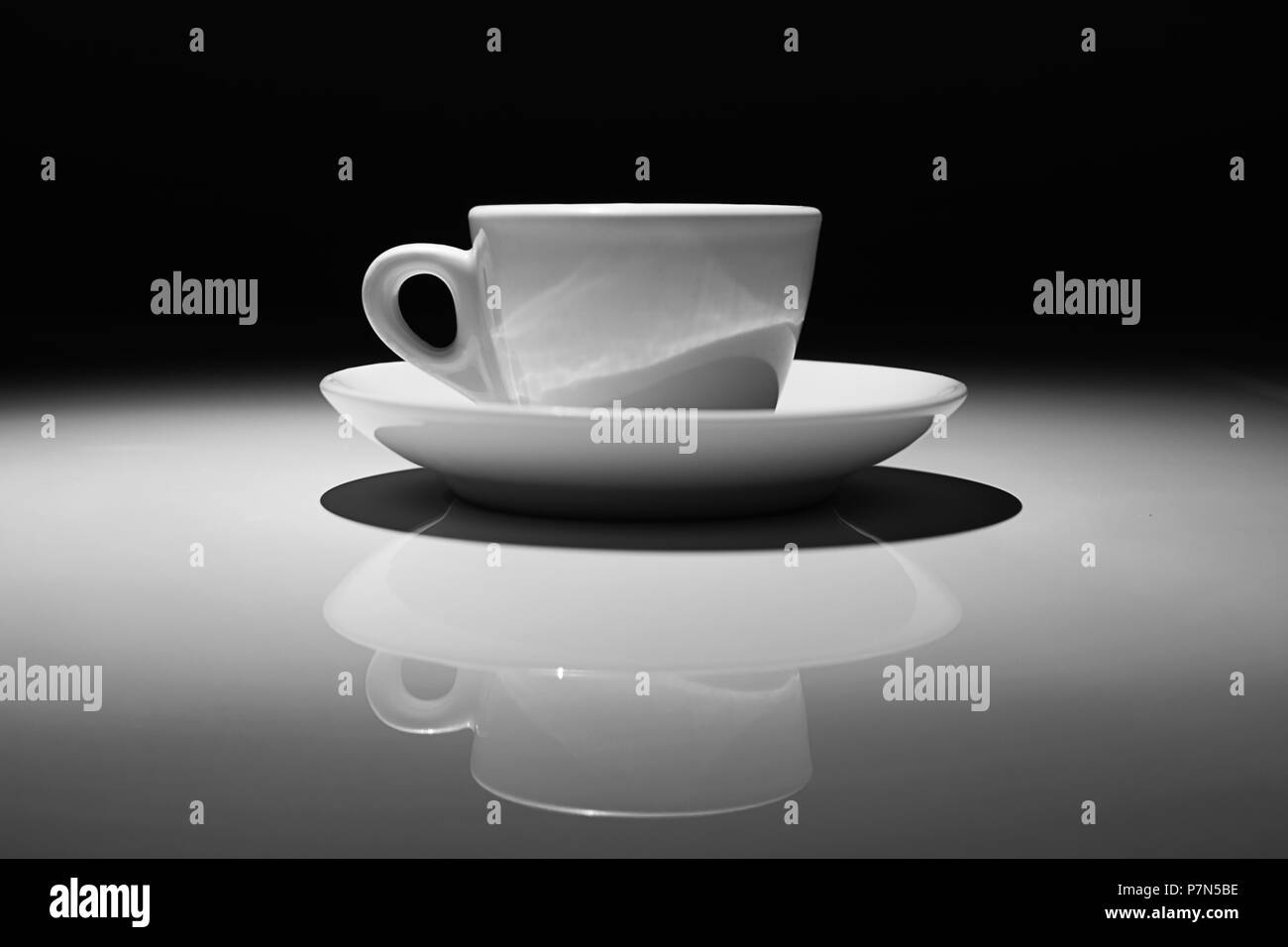 Profil von Kaffee Tasse auf weißem und schwarzem Hintergrund Stockfoto