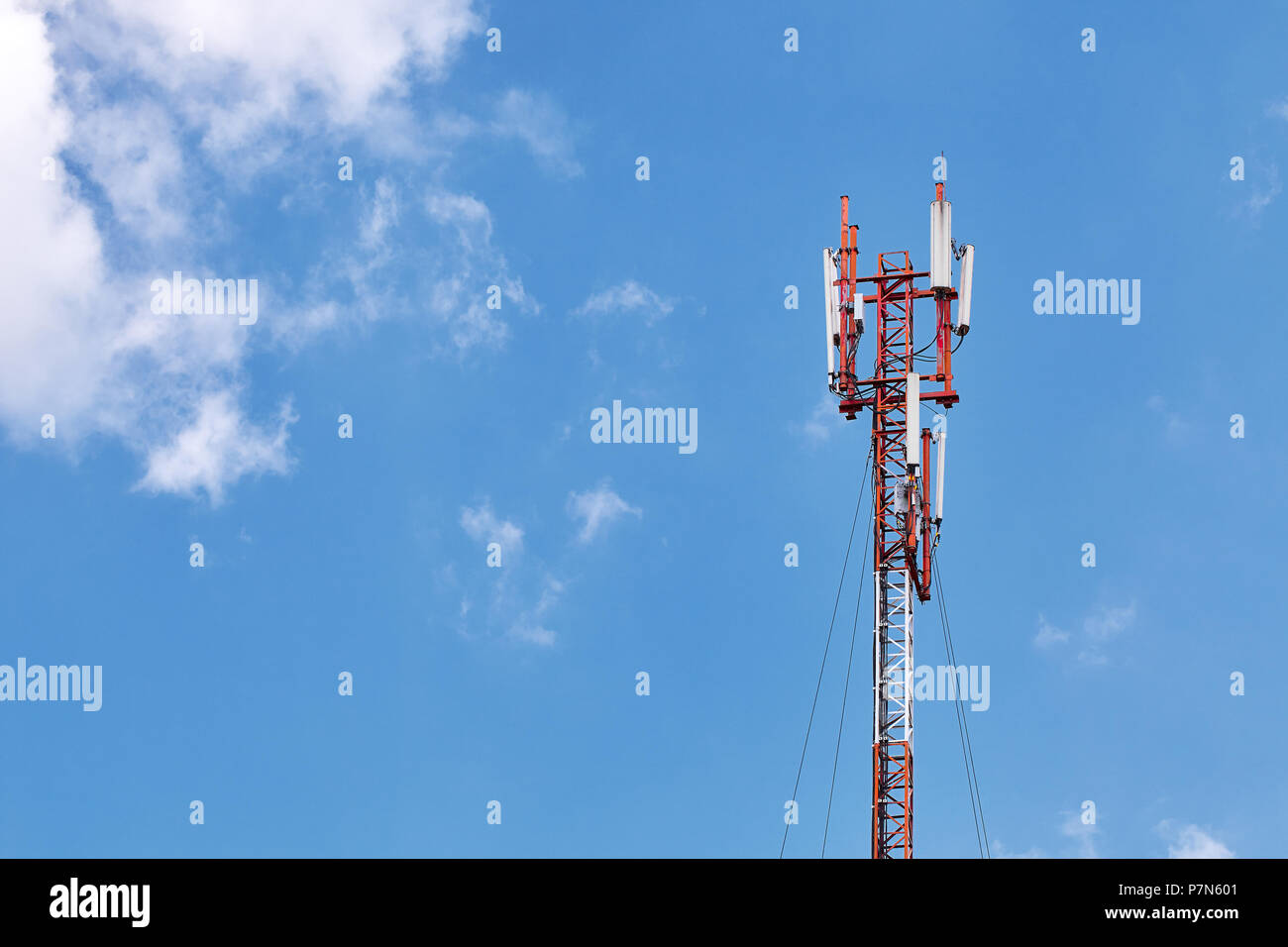 Technologie auf der Oberseite der Telekommunikation GSM (5G, 4G) Turm mit kopieren. Handy Antennen auf dem Dach des Gebäudes Stockfoto