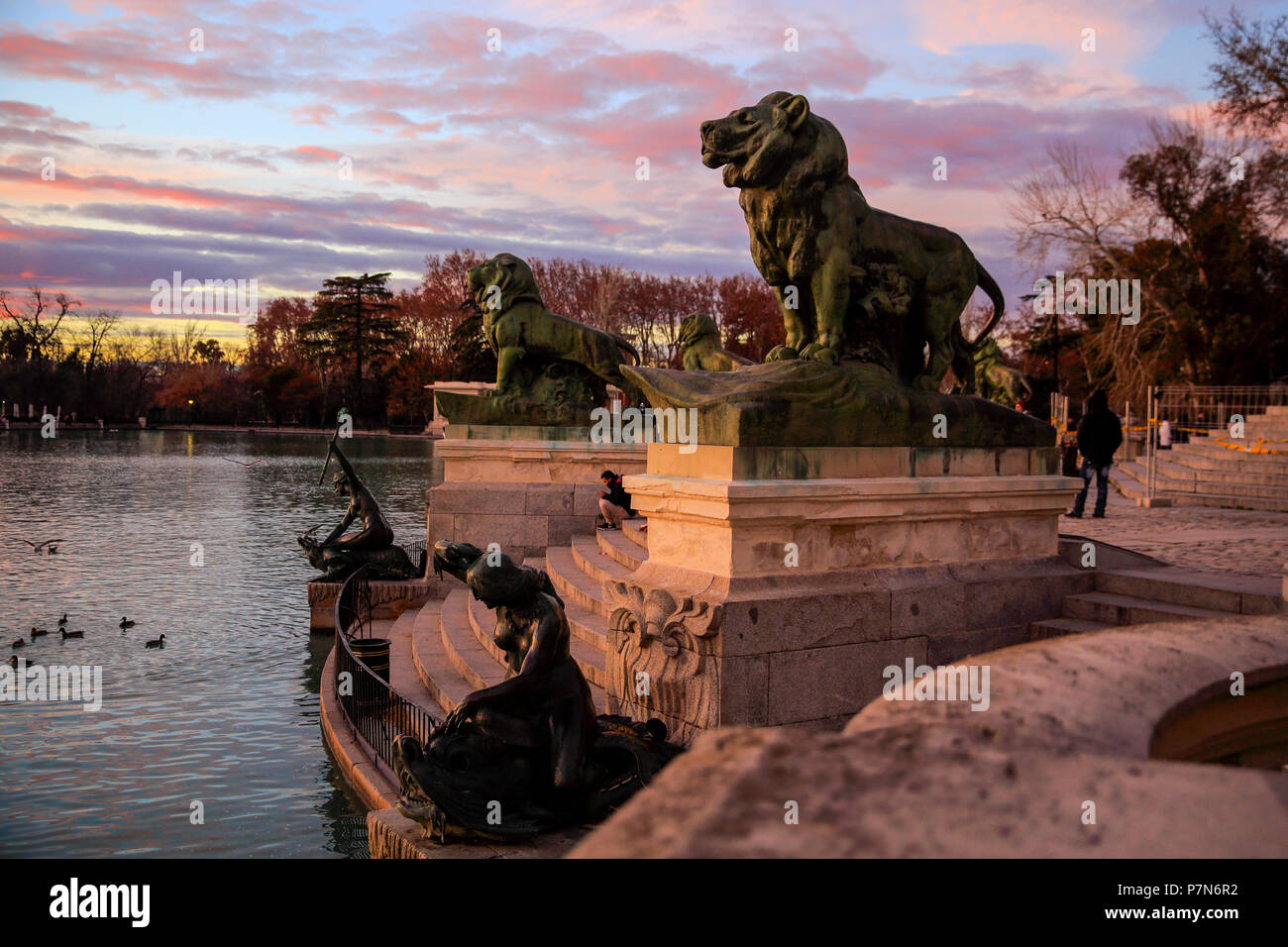 See innerhalb des Parque del Buen Retiro Park der angenehmen Rückzugsort" in Madrid, Spanien Stockfoto