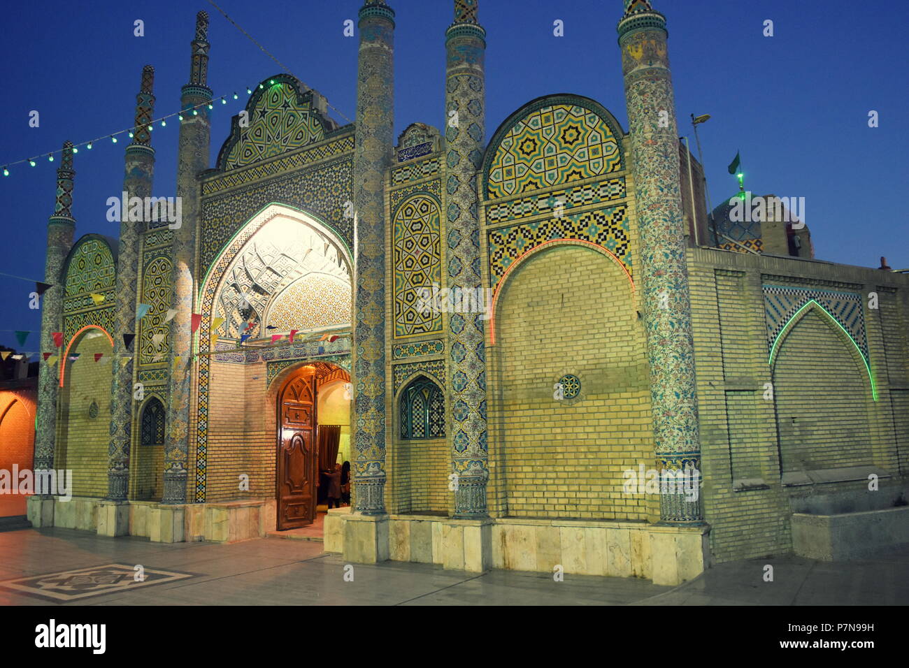 Die schöne Architektur der alten Schiitischen islamischen Heiligtum und Moschee mit typisch orientalischen und Persische Architektur in der Dämmerung in Qazvin, Iran Stockfoto