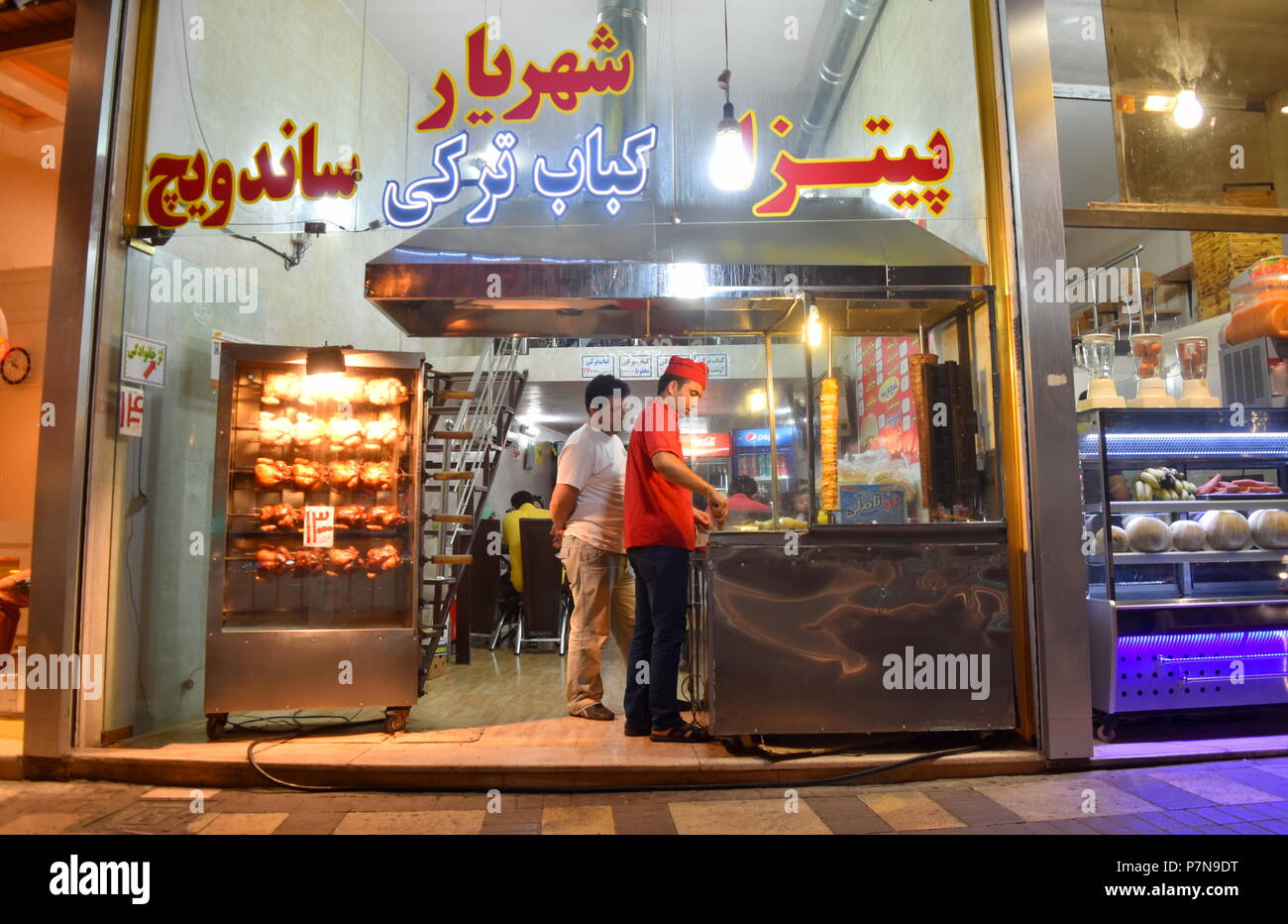 Nachtleben in Iran - Fast Food und Kebab Restaurant in Qazvin Stockfoto