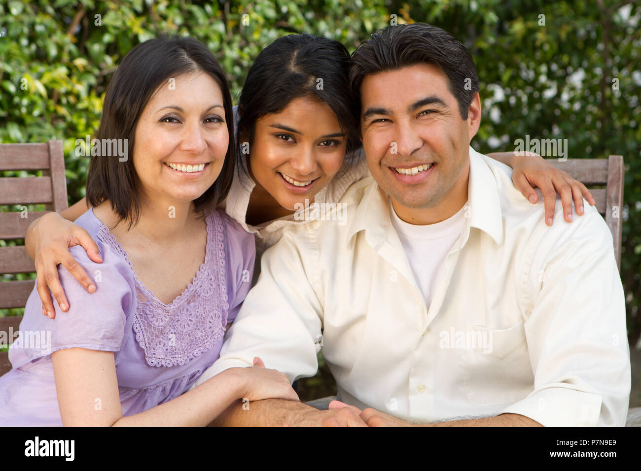 Spanischer Familie mit einem jugendlich Tochter draußen sitzen. Stockfoto