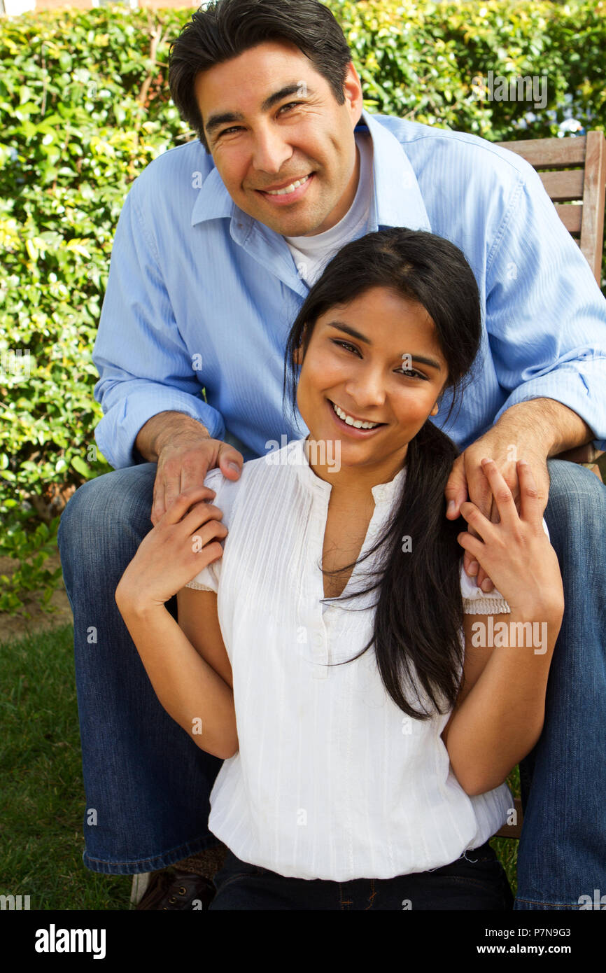 Hispanic Vater und Tochter Lachen und Lächeln. Stockfoto